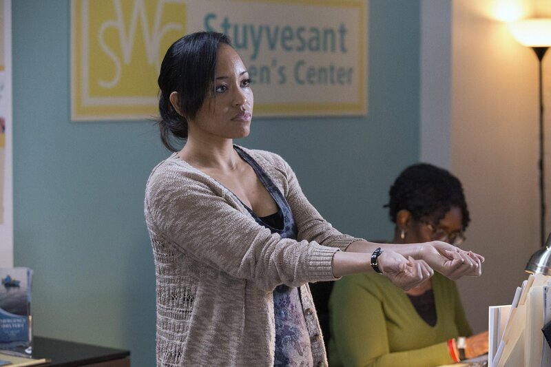 Kann Samantha Williams (Dawn-Lyen Gardner), Leiterin eines Frauenhauses, Laura und ihrem Team im Fall einer vermutlich ermordeten Frau weiterhelfen? – Bild: Warner Bros. Entertainment, Inc.
