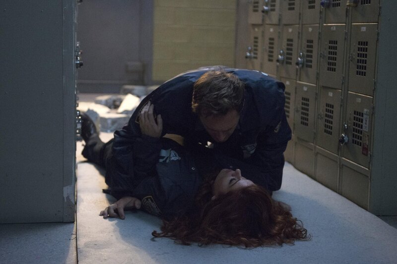 Eine Explosion bringt Jake (Josh Lucas, oben) und Laura (Debra Messing, unten) näher zusammen … – Bild: Warner Bros. Entertainment, Inc.