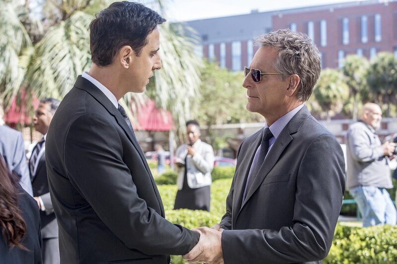 Auf Alisas Beerdigung schwört Pride (Scott Bakula, r.) sich an Garcia (Julian Acosta, l.) zu rächen – koste es, was es wolle … – Bild: CBS Broadcasting, Inc. /​ Skip Bolen