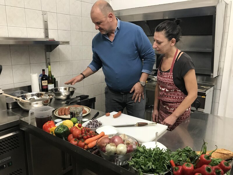 Pleite, Pech und keine Pfannen – in „Mel’s Taverne tanzt das Chaos statt Sirtaki. Das bedeutet viel Arbeit für Sternekoch Frank Rosin (l.) und Betreiberin Mel (r.) … – Bild: Kabel Eins