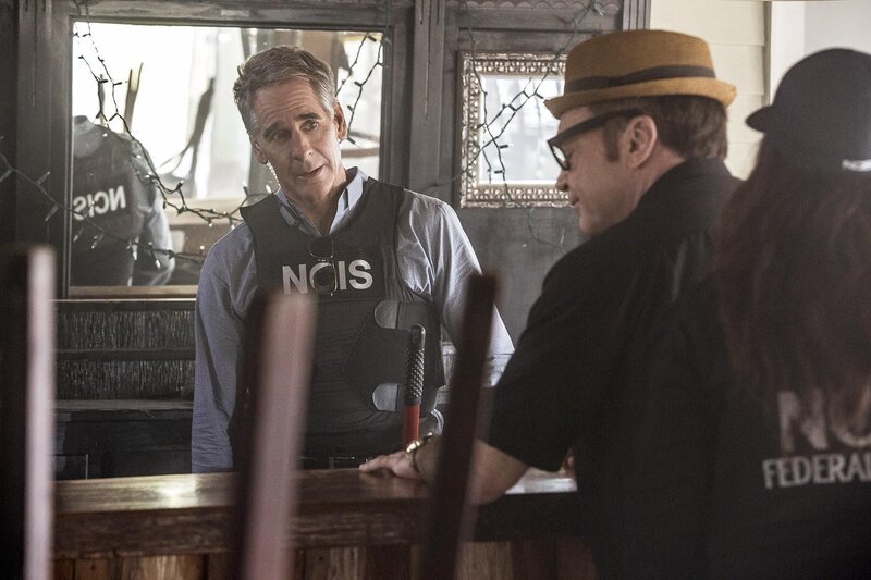 Pride (Scott Bakula, l.) trifft bei seinen aktuellen Ermittlungen auf einen alten Bekannten: Steckt etwa Elvis (Tom Arnold, r.) hinter dem massiven Datenklau und den Morden? – Bild: CBS Broadcasting, Inc. /​ Skip Bolen