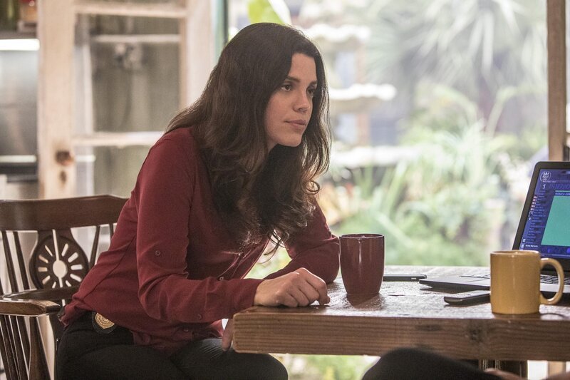 Gregorio (Vanessa Ferlito) bekommt es mit den NCIS-Agenten McGee und Torres zu tun; ein NCIS-Agent gerät in Lebensgefahr. – Bild: CBS Broadcasting, Inc. /​ Skip Bolen