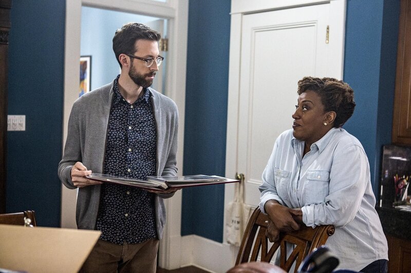 Die Ermittlungen in einem grausamen Mordfall an Karen Decker werden für Dr. Wade (CCH Pounder, r.) zu einer schmerzhaften Reise in die Vergangenheit. Werden Lund (Rob Kerkovich, l.) und der Rest des Navy-Teams den Mörder finden, bevor er sie findet? – Bild: CBS Broadcasting, Inc. All Rights Reserved /​ Skip Bolen /​ Skip Bolen