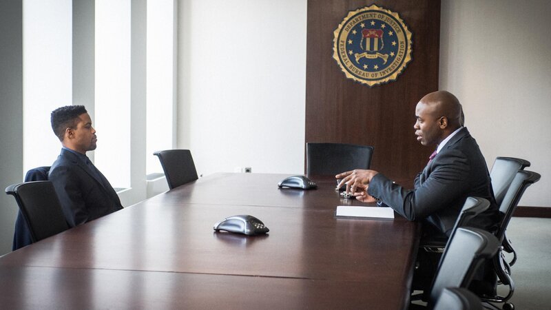 Traut Detective Marcus Bell (Jon Michael Hill, l.) Watson den Mord zu? Das versucht der FBI-Agent (Stephen Conrad Moore, r.) herauszufinden … – Bild: CBS Broadcasting, Inc. /​ Jeff Neira