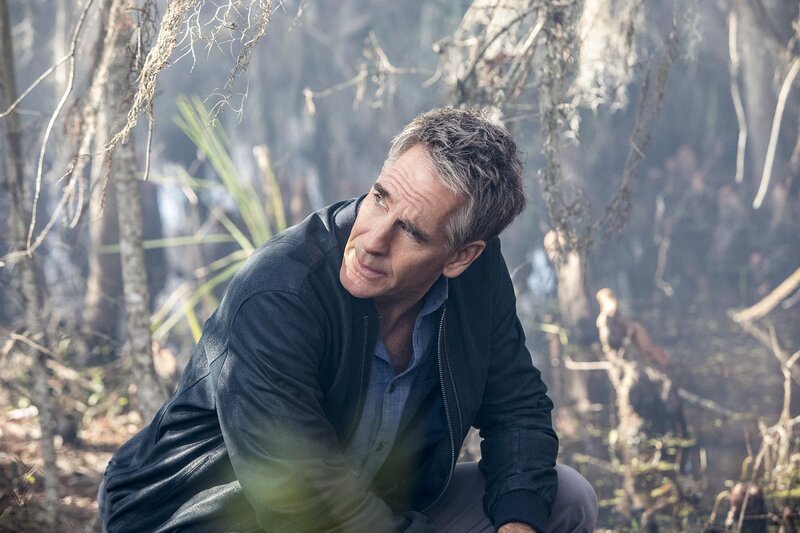 Navy-Chef Pride (Scott Bakula) macht eine grausige Entdeckung, die er seiner alten Freundin Rita sehr gerne erspart hätte … – Bild: CBS Broadcasting, Inc. /​ Skip Bolen
