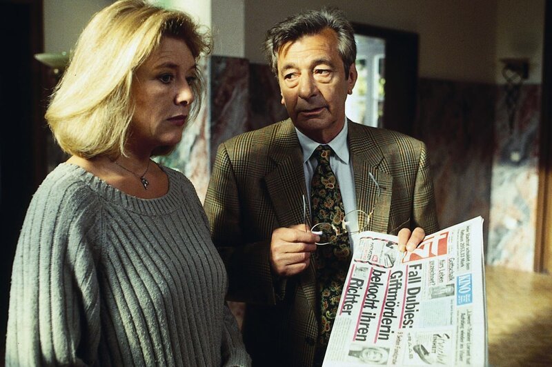 Hat ihr Vater ihnen etwas verschwiegen? (Anna: Ursula Buschhorn, li. und Sylvie: Julia Dahmen). – Bild: Hermann Roth