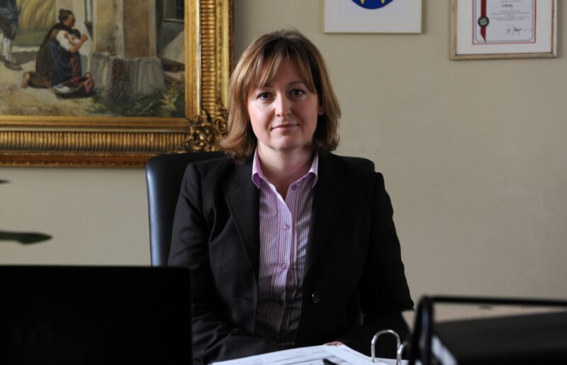 Bürgermeisterin Veronika Brunner (Senta Auth) in ihrer Amtsstube. – Bild: BR/​Marco Orlando Pichler