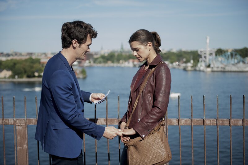 Per (Aleksandar Radenkovic) möchte mit einer Reise nach Paris Elin (Susan Hoecke) zurückerobern. – Bild: ZDF/​STEPHANIE KULBACH