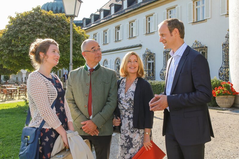 Herr Seitz (Gabor Biedermann, r.) gratuliert der Klarinettistin Steffi Hagenburg (Constanze Wächter, l.), auf die er ein Auge geworfen hat, zu ihrem Vorspiel. Das entgeht auch Achtziger (Alexander Duda, 2.v.l.) und Marie (Karin Thaler, 2.v.r.) nicht. – Bild: ZDF/​Christian A. Rieger