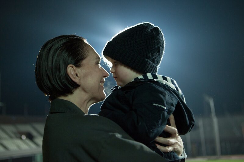 Die totgeglaubte, frühere Drogenkriminelle Carmen (Monic Hendrickx) lernt nach ihrer Auslieferung in die Niederlande erstmals ihre Enkel kennen. – Bild: Boris Suyderhoud /​ ZDF