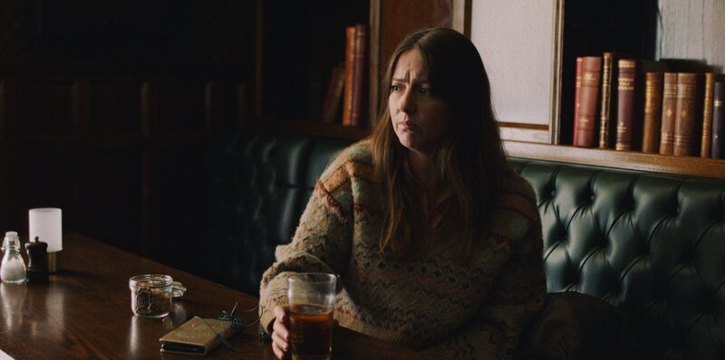 Mikaela (Sanna Sundqvist) trifft in der Bar auf Marcus und seine Begleitung, die sich als große Überraschung herausstellt. – Bild: TV4, C MORE ENTERTAINMENT, BREAKABLE FILMS /​ ZDF