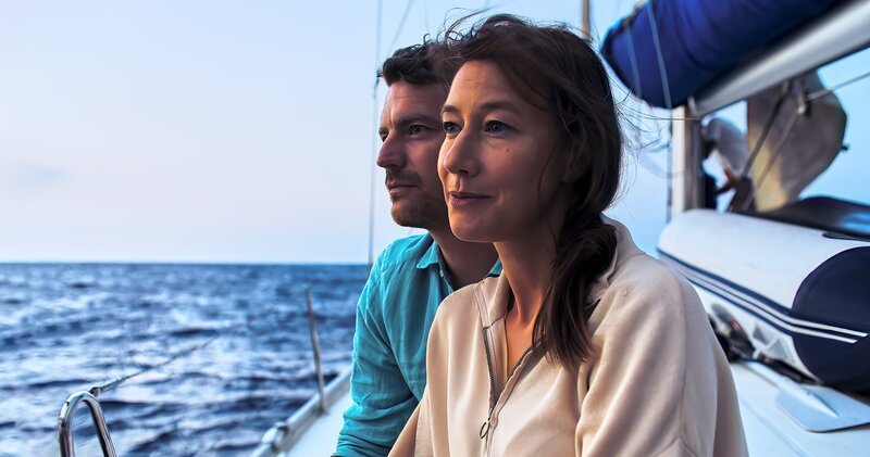 Die glückliche gemeinsame Zeit auf der LIBERAME im Mittelmeer liegt für Caro Garbe (Johanna Wokalek, r.) und Jan Garbe (Friedrich Mücke, l.) lange zurück. – Bild: ZDF und Christian Huck