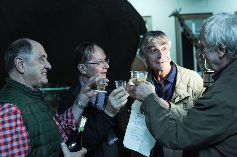 Friedemann Sonntag (Christian Pätzold, r.), Dieter Ahrens (Jürgen Haug, l.) und Max Hagner (Uwe Jellinek, 2.v.l.) helfen Gerhard Eisele (Hans H. Steinberg, 2.v.r.) dabei seine „Löffelliste“ abzuarbeiten. Der nächste Punkt ist eine Nacht im Museum. – Bild: ZDF und MARKUS-FENCHEL