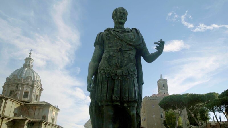 Die Cäsar-Statue auf dem Forum Romanum erinnert an einen der größten römischen Feldherren aller Zeiten. – Bild: ZDF