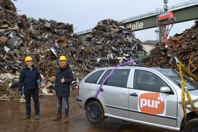 Kann ein Magnet – klein wie eine Packung Toastbrot – ein ganzes Auto in die Luft heben? Moderator Eric Mayer und Experte Dr. Eberhard Goering testen es im „pur+“ Magnetismus Experiment. – Bild: ZDF/​Sandra Palm