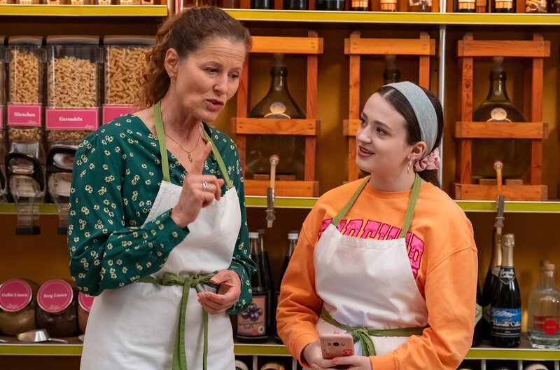 Von rechts: Maja (Godiva Adela) ist erfreut, als Annalena (Heidrun Gärtner) ihr unbeabsichtigt die Hausaufgaben diktiert. – Bild: BR/​Ewa Wiese