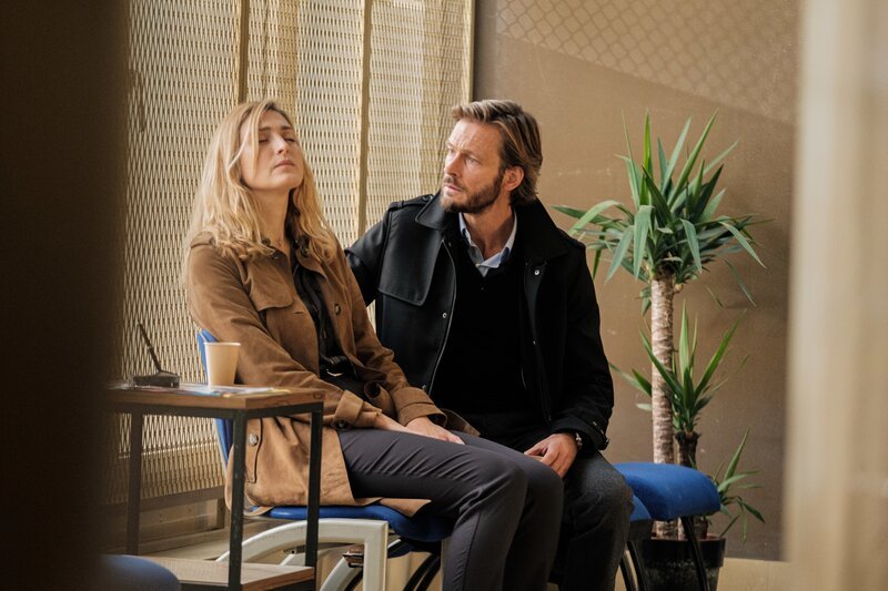 Die Eltern Hélène (Julie Gayet) und Matthias (Andreas Pietschmann) streiten sich darüber, was das Richtige für ihre Tochter Anya ist. – Bild: Julien Cauvin /​ ZDF