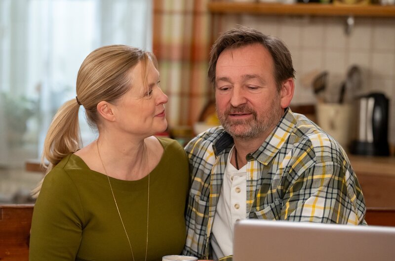Gregor (Holger Matthias Wilhelm) paukt fleißig mit Vera (Sybille Waury) Quizfragen. – Bild: BR/​Ewa Wiese