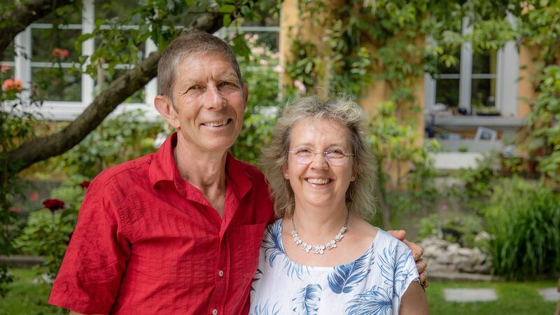 Hinter den Hecken Paradiesgarten in Bätterkinden BE Staffel 5 Folge 1 Hermann Seibold und Eila Signer in ihrem Paradiesgarten – Bild: SRF