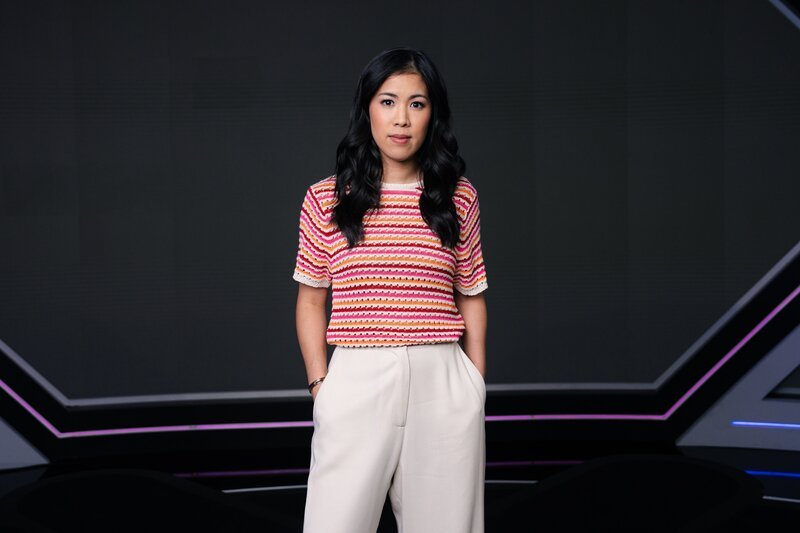 In der Folge geht Dr. Mai Thi Nguyen-Kim der Frage nach, welche Antriebsart die sinnvollste ist, und zeigt, warum Technologieoffenheit eine schwierige Haltung auf dem Weg in die Zukunft ist. – Bild: ben knabe /​ ZDF