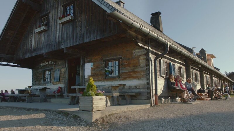 Die Stoißeralm am Teisenberg gehört seit 100 Jahren der Almgenossenschaft Freidling. – Bild: Volker Gabriel /​ BR