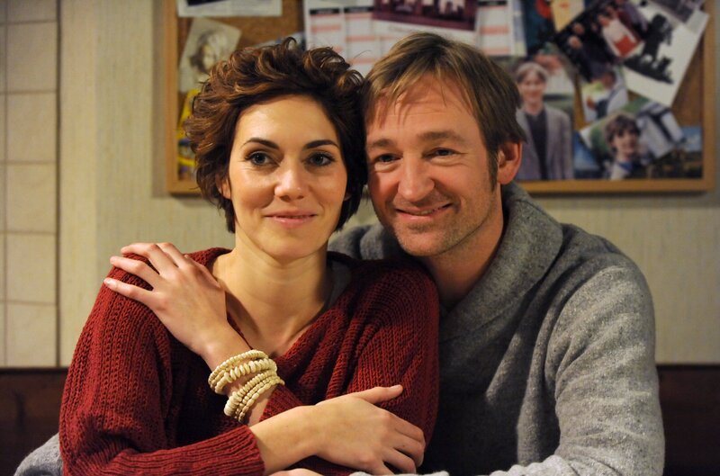 Nach vielen Irrungen und Wirrungen sind Fanny und Gregor endlich ein Paar. Von links: Fanny Lechner (Katrin Lux) und Gregor Brunner (Holger M. Wilhelm). – Bild: BR/​Marco Orlando Pichler