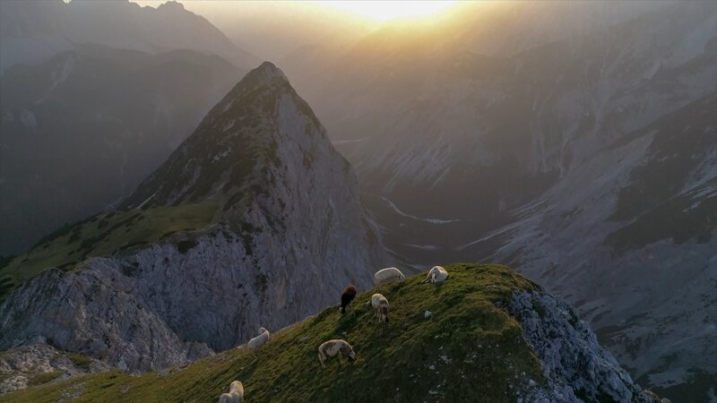 Drohnenflug über die Sunntigerspitze im Karwendel in Tirol. – Bild: 3sat