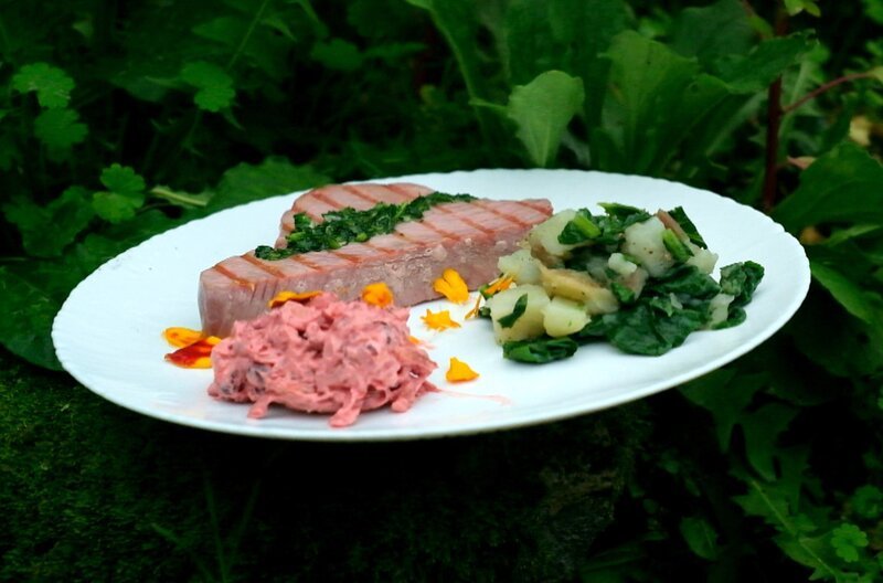 Das Thunfischsteak aus Montenegro wird in dicke Scheiben geschnitten, in Olivenöl und Petersilie mariniert und dann auf heißer Glut gebraten. Dazu passt ein Rote-Bete-Salat. – Bild: Elephant Doc