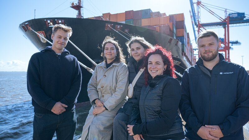 Das Team von ‚On Deck‘, die nautischen Offiziersauszubildenden, auf dem Frachtschiff von links: Ansgar Stark, Gweny Backs, Sofia Spirgatis, Selina Schwarz und Jamie von Bresinski. – Bild: BR, ORF, WMA /​ BR/​ORF/​WMA