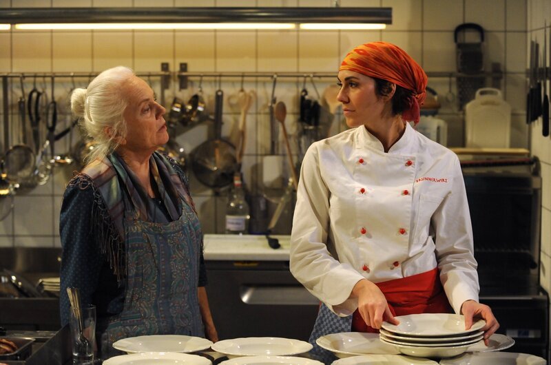 Die Brunnerwirtin macht Aushilfsköchin Fanny eine klare Ansage. Von links: Theresa Brunner (Ursula Erber) und Fanny Lechner (Katrin Lux). – Bild: BR/​Marco Orlando Pichler