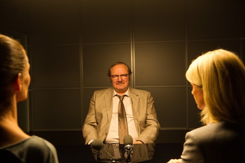 Rainer Peters (Rainer Reiners, M.) wird von Martina Seiffert (Astrid M. Fünderich, r.) und Selma Kirsch (Yve Burbach, l.) vernommen. Ist der Konkurrenzkampf zwischen ihm und dem Opfer eskaliert? – Bild: ZDF/​MARKUS-FENCHEL