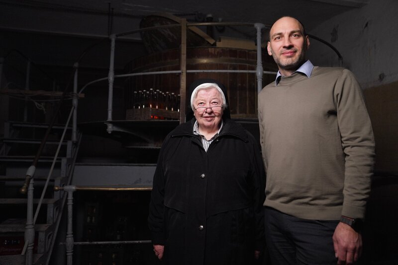 Schwester Roswitha Otter und Franz Linner im Kloster Au am Inn. – Bild: Ivo Yordanov /​ BR