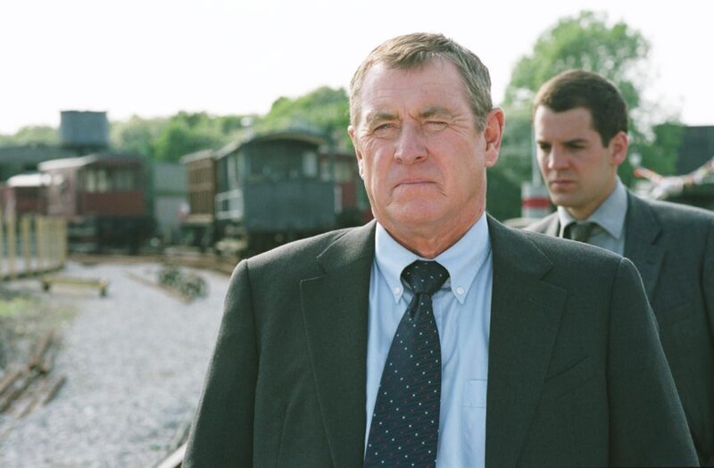 Inspector Barnaby (John Nettles, M.) und Sergeant Scott (John Hopkins, r.) entdecken zwischen den Gleisen schon wieder einen Toten. – Bild: ZDF/​All 3 Media international