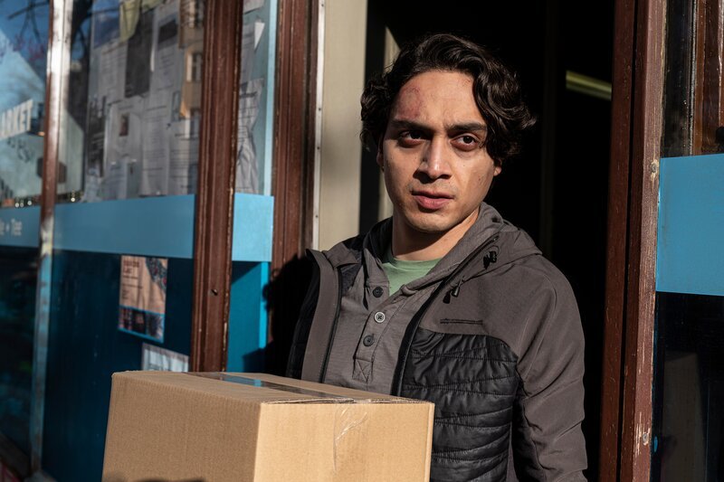 Damon Merizadi (Yasin Boynuince) hat eine böse Vorahnung. – Bild: Hardy Brackmann /​ ZDF