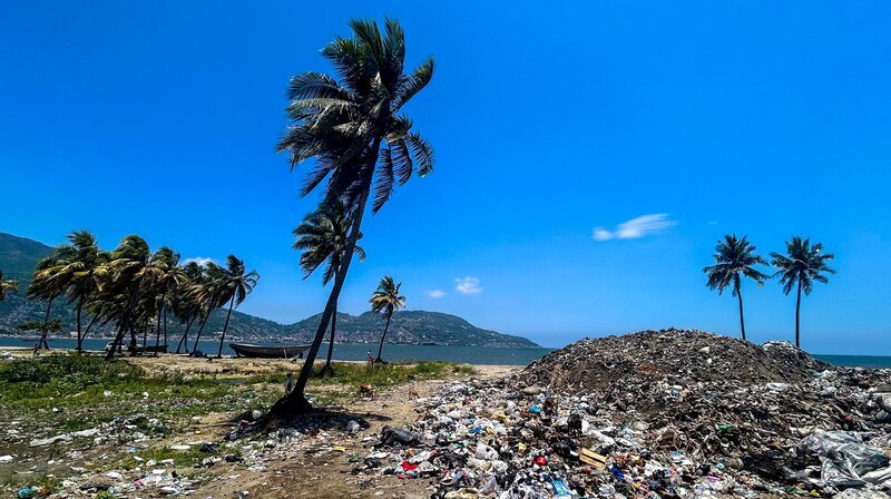 Müllberge am Strand von Cap Haitien /​ Haiti. – Bild: SWR