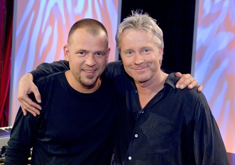 Martin Kälberer (musikalische Begleitung, links) und Gastgeber Werner Schmidbauer. – Bild: Ralf Wilschewski /​ BR