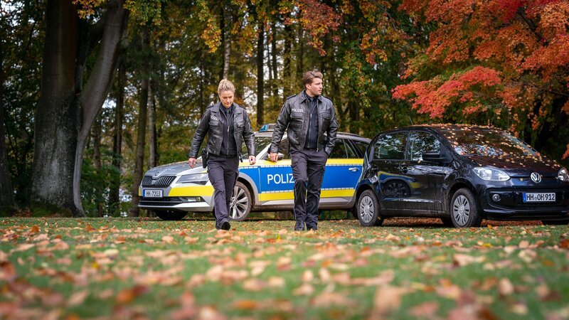 Franzi (Rhea Harder-Vennewald) und Nick (Raúl  Richter) suchen Thomas Behrendt. Er steht unter Verdacht, an einem Gemäldediebstahl beteiligt gewesen zu sein. – Bild: ZDF und Boris Laewen