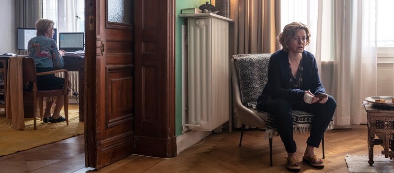 Miriam (Karolina Lodyga, r.) hat auf die Unterstützung ihrer Mutter Christiane (Christa Rockstroh, l.) gehofft. Doch auch sie kann nicht viel mehr tun, als abzuwarten. – Bild: Hardy Brackmann /​ ZDF