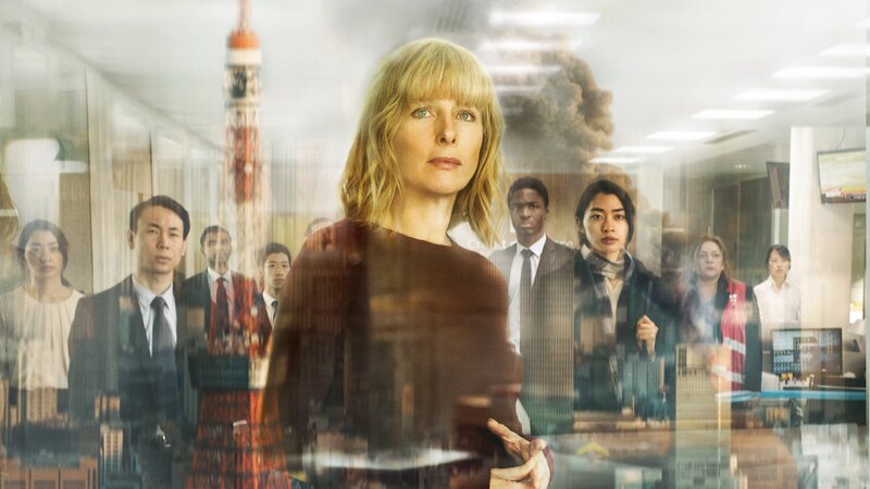 Alexandras (Karin Viard, M.) Leben und das ihrer Mitarbeiter Amani (Stéphane Bak, 4.v.r.) und Kimiko (Yumi Narita, 3.v.r.) wird erschüttert. – Bild: Alexis Kavyrchine /​ ZDF