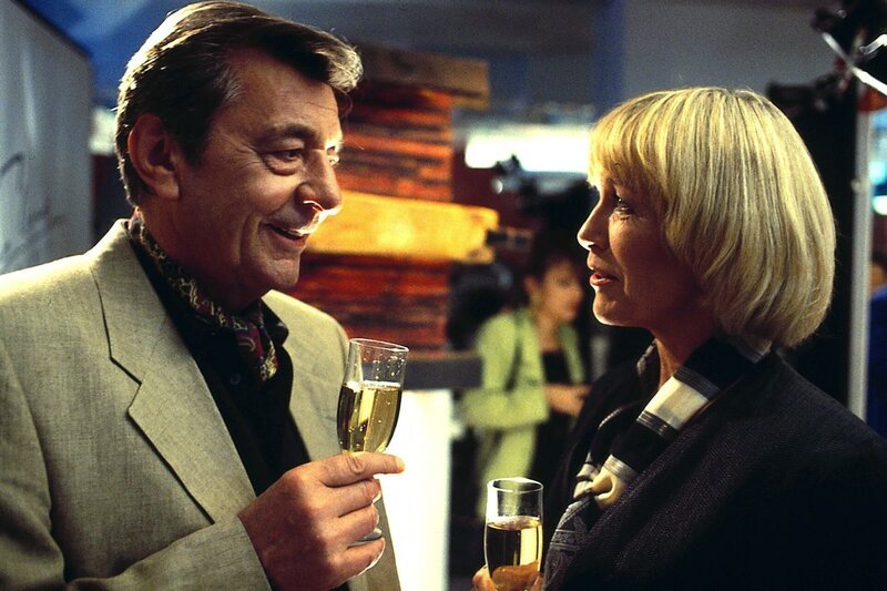 Bei einer Party nimmt Ingrid (Monika Lundi) Berthold (Günter Mack) in die Mangel. Dabei erfährt sie etwas interessantes. – Bild: Hermann Roth /​ ZDF