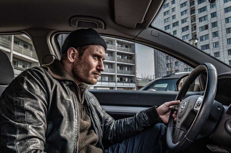 Der Kripobeamte Frank Worms (Sebastian Zimmler) führt nichts Gutes im Schilde. – Bild: ZDF und Hardy Brackmann