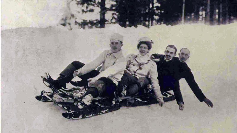 Erzherzog (später Kaiser) Karl, Zita, Rodeln am Semmering. – Bild: ORF/​VISUALIZE FILMPRODUKTION/​famoushotels
