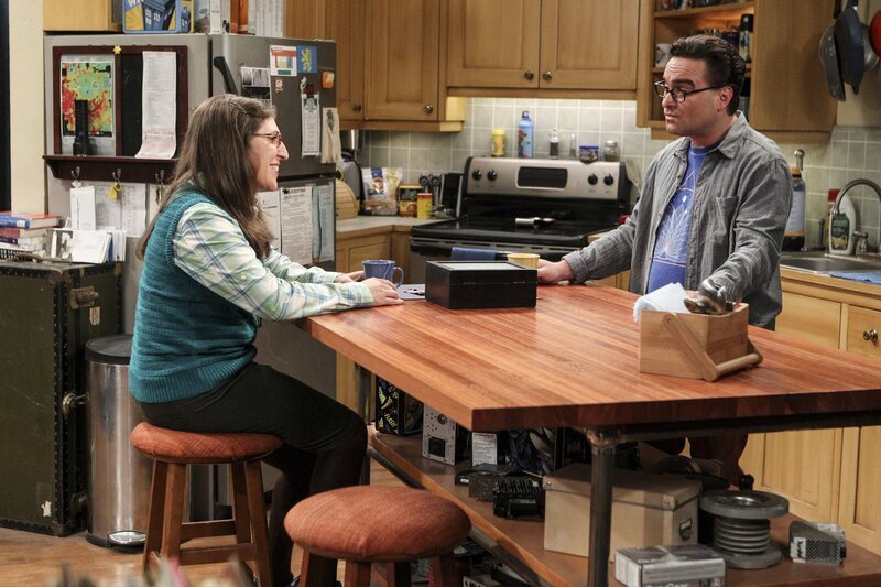 Als die Beziehung von Sheldon und Amy (Mayim Bialik, l.) auf der Kippe steht, versucht Leonard (Johnny Galecki, r.), sie zu bearbeiten. Schließlich hat auch er ein überaus großes Interesse daran, dass Sheldon bei Amy bleibt. – Bild: Warner Brothers