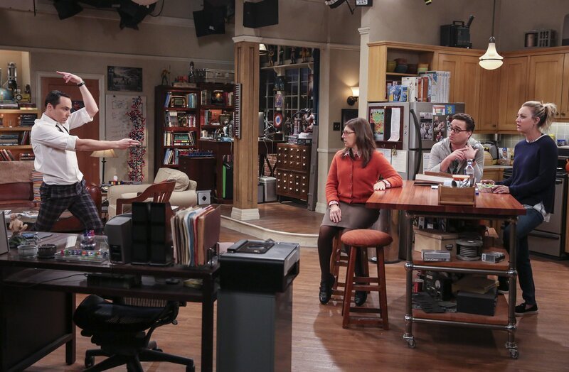 Peinlich berührt von Sheldons (Jim Parsons, l.) albernem Balzverhalten: Amy (Mayim Bialik, 3.v.r.), Leonard (Johnny Galecki, 2.v.r.) und Penny (Kaley Cuoco, r.) … – Bild: © 2016 Warner Brothers
