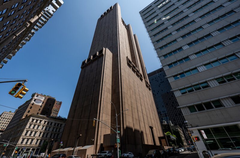 Ein Wolkenkratzer ohne Fenster? Was verbirgt sich hinter dem mysteriösen „Long Lines Building“ mitten in Manhattan? „Terra X History“ begibt sich zu den rätselhaften Orten New Yorks. – Bild: phoenix/​ZDF/​Roy Rochlin/​Getty Image