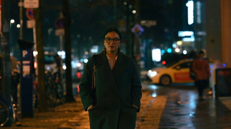 Für bedrohte Personen, wie die ägyptische Exiljournalistin Basma Mostafa, birgt der kommerzielle Handel mit Standortdaten erhebliche Risiken. – Bild: BR/​Stefanie Barnes