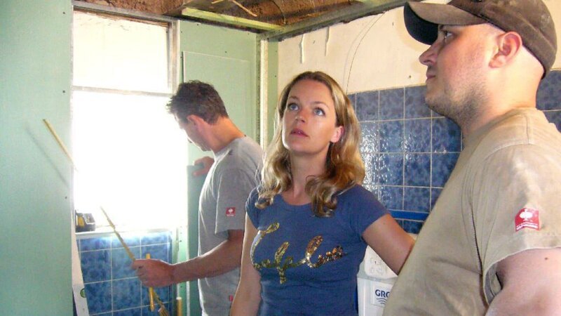Expertin Eva Brenner bespricht sich mit den Handwerkern. – Bild: RTL II