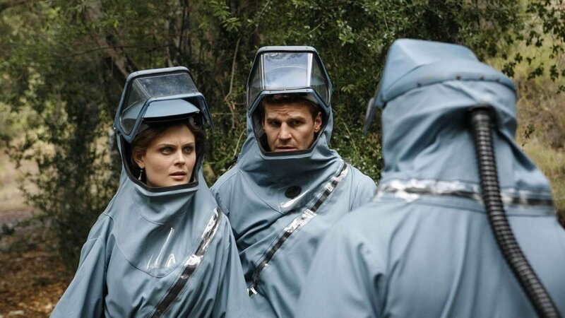 Leichenfund in einer Höhle: Brennan (Emily Deschanel, l.) und Booth (David Boreanaz) bereiten sich in Schutzanzügen auf die Untersuchung einer verwesenden Leiche mit möglicherweise radioaktiver Strahlung vor. – Bild: RTL /​ FOX