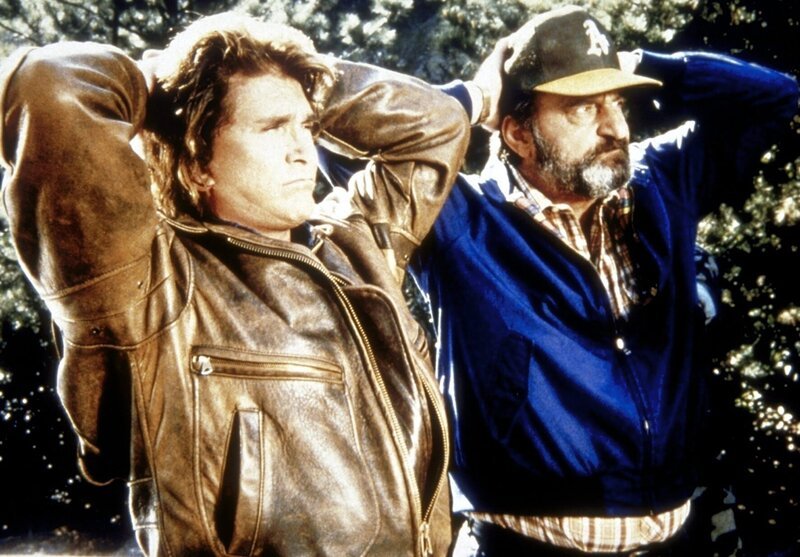 Jonathan (Michael Landon, l.) und Mark (Victor French, r.) geraten in geheimes Sperrgebiet. – Bild: Worldvision Enterprises, Inc.