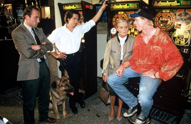 Kommissar Moser (Tobias Moretti, 2.v.l.) und sein Assistent Stockinger (Karl Markovics, l.) sind der Hausbesitzerin Elfriede Kopetzky (Ida Krottendorf, 2.v.r.) in eine Spielhalle gefolgt. – Bild: SAT.1 /​ Ali Schafler